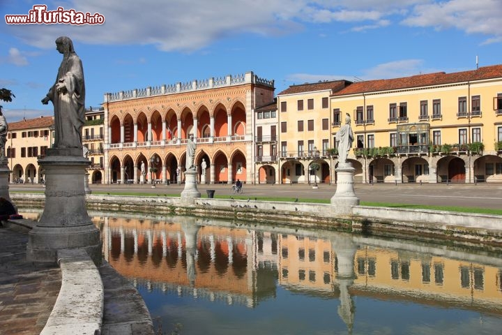 Immagine Canali, statue e pregevoli palazzi antichi: questa è Prato della Valle a Padova - © Guillermo Pis Gonzalez / Shutterstock.com
