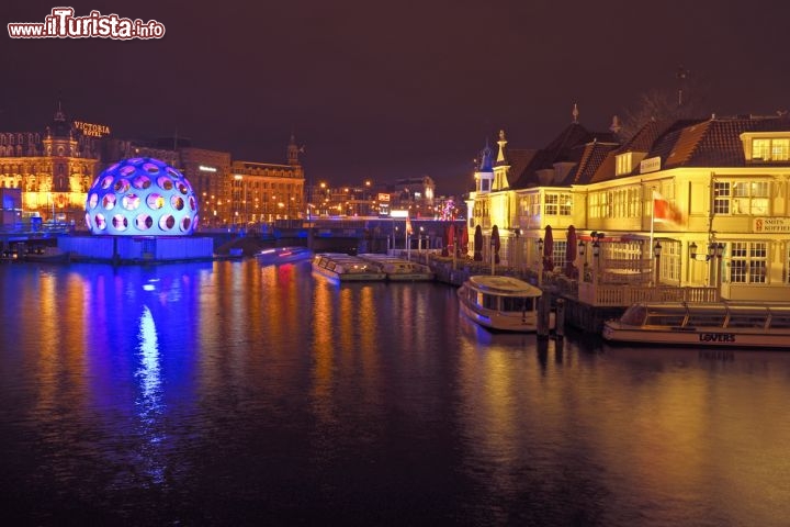 Immagine Amsterdam Light Festival, Olanda - Amsterdam è solcata da più canali di Venezia: lungi dall'essere solo decorativi, per oltre quattro secoli questi corsi d'acqua servirono per drenare e sottrarre al mare la capitale olandese. Il fatto che oggi offrano anche una cornice romantica e l'occasione di praticare navigazione da diporto è un sovrappiù decisamente gradito da residenti e turisti. In occasione dell'Amsterdam Light Festival i canali si vestono a festa con luci e installazioni sfavillanti © Gerardvhemeren / Shutterstock.com