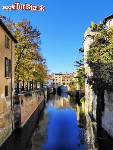 Immagine Un canale nel centro di Mantova, la città dei Gonzaga che si trova a fianco del tratto terminale del fiume Mincio (Lombardia) - © Karol Kozlowski / Shutterstock.com