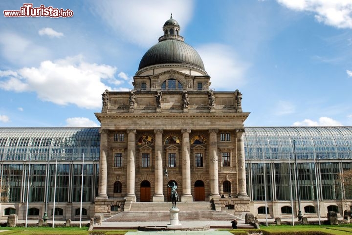 Immagine Cancelleria di Stato (Bayerische Staatskanzlei) a Monaco Baviera (Germania) - © Nikita Starichenko / Shutterstock.com