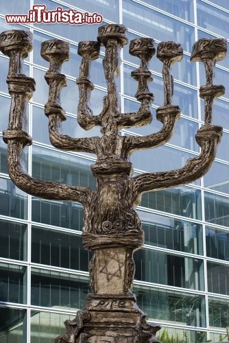 Immagine All'aeroporto di Tel Aviv, Israele, si viene accolti da un candelabro gigantesco a sette bracci: è una tradizionale menorah, la lampada a olio che veniva accesa con olio consacrato nel Tempio di Gerusalemme. Si trova anche sullo stemma ufficiale dello Stato di Israele, affiancata da due rami d'ulivo - © Alexander Dvorak / Shutterstock.com