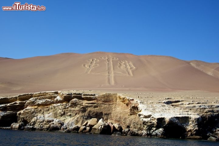 Immagine Il Candelabrum di Ballestas: il famoso geoglifo si trova al largo di Paracas, in Perù - © colacat / Shutterstock.com