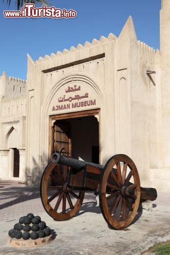 Immagine Un cannone all'ingresso dell'Ajman Museum Emirati Arabi Uniti - © Philip Lange / Shutterstock.com