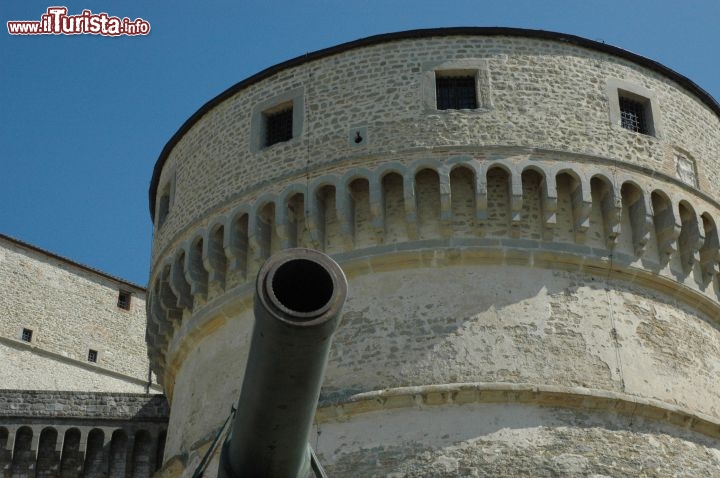 Immagine Cannone (non dell'epoca) nella fortezza di San leo