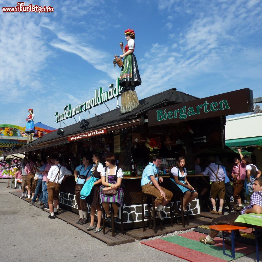 Immagine Cannstatter Volksfest, la Festa della Birra di Stoccarda in Germania - © Xocolatl . Wikimedia Commons