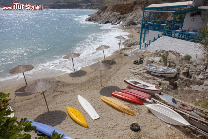 Immagine Canoe in spiaggia a Ikaria (Grecia) - © Portokalis / Shutterstock.com