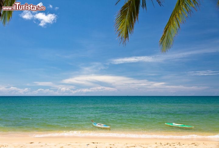 Immagine Canoe sulla bella spiaggia sabbiosa della baia di Sao. Ci troviamo sull'isola di Phu Quoc, vicino alle coste del Vietnam - © Frank Fischbach/ Shutterstock.com