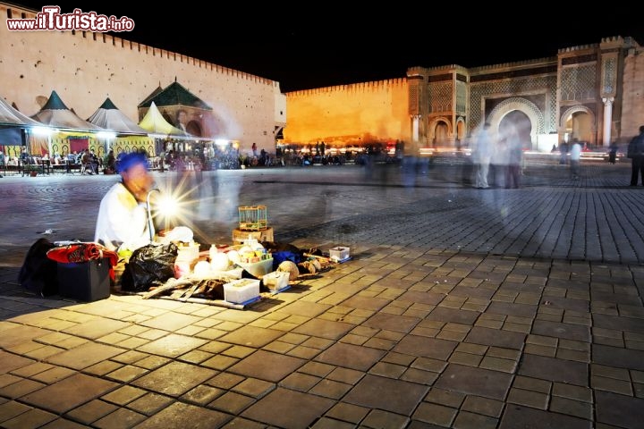 Immagine Cantastorie si esibisce in piazza a Fes (Fez), una delle più importanti città del Marocco - © Rechitan Sorin / Shutterstock.com