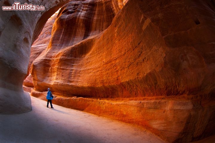 Immagine Il Canyon Siq, la spettacolare via d'accesso a Petra. Siamo nel sud della Giordania, nella terra che fu del popolo dei Nabatei, che costruirono la magica città scolpita nella roccia - © prasit chansareekorn / Shutterstock.com