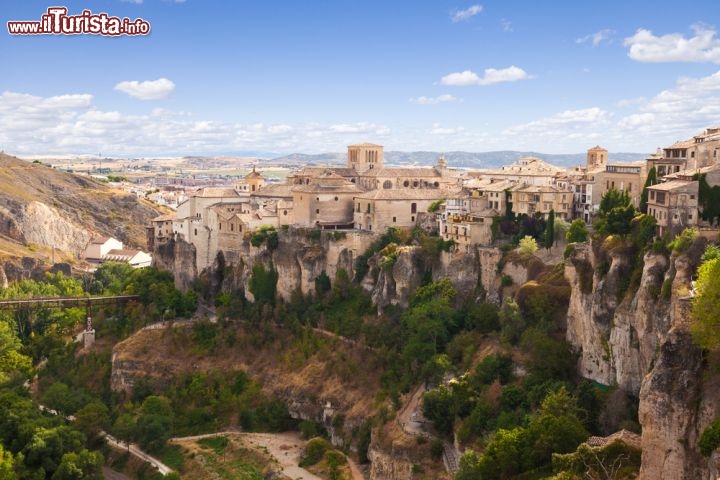 Immagine Cuenca, antica città spagnola della regione della Castiglia-La Mancia, è immersa in un paesaggio affascinante e drammatico allo stesso tempo, fatto di canyon e strapiombi rocciosi invasi dal verde - © Jose Ignacio Soto / Shutterstock.com