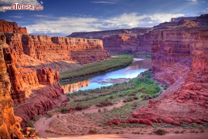 Immagine All'interno del Canyonlands National Park dello Utah (USA) un tratto del fiume Colorado vicino alla città di Moab. Il corso del fiume è piuttosto tranquillo fino alla confluenza con il Green RIver, l'altro fiume che ha scavato i canyon del parco, consentendo qualche nuotata e qualche gita in kayak. Quando invece i due corsi d'acqua si incontrano danno vita a impetuose rapide, salti e nubi di vapore bianco, il cui scroscio di può sentire anche a una certa distanza - © Scott Prokop / Shutterstock.com