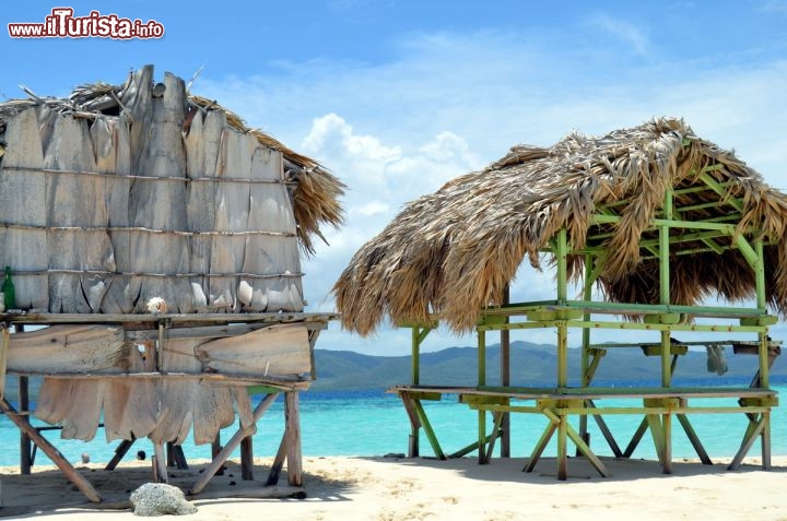 Immagine Capanne di paglia a Cayo Arena, al largo di Monte Cristi - Provvisto di questi ripari essenziali, questa piccola isola di sabbia, conosciuta anche con il nome di Cayo Paraiso, è luogo ideale di relax, sia compiendo snorkeling nelle acque turchesi, che semplicemente rilassandosi con dei bagni di sole, gustando un cocktail tipico caraibico