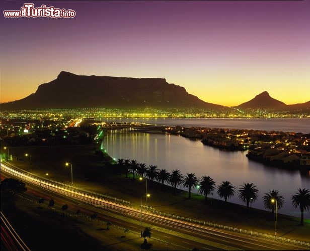 Immagine Cape Town e Table Mountain al crepuscolo - Un momento della giornata che moltissimi poeti hanno scritto, diversi artisti hanno raffigurato e molti scrittori hanno decantato. Il crepuscolo si tinge di colori particolarissimi e a Cape Town, quando la complicità di Table Mountain si erge così maestosa, l'orario che porta alla sera diventa fatato - Fonte South African Tourism