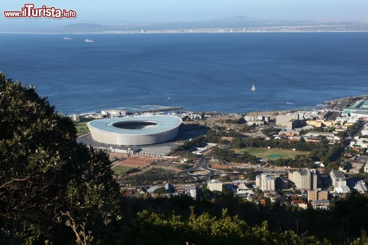 Immagine Cape Town e il suo stadio - Quando cominciarono i lavori del nuovo stadio (precedentemente denominato Green Point e da molti ancora definito così), fu per via dei mondiali di calcio che si svolsero nel 2010. Per questo motivo la struttura si trova al centro della città, come si può vedere dall'immagine, proprio accanto ai negozi più belli di Cape Town. Visto dall'alto si erge in modo piuttosto evidente e difficilmente passa inosservato - Fonte South African Tourism