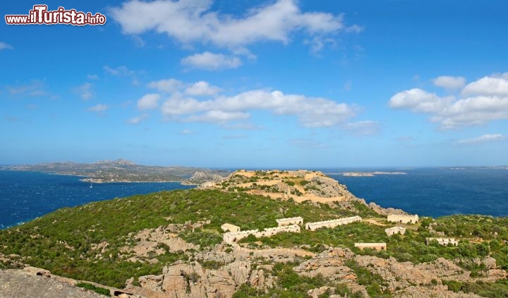 Immagine La fortezza di Capo d'Orso, frazione a 3 km da Palau nel nord della Sardegna, in Gallura. Mimetizzata tra le rocce e la vegetazione mediterranea, la struttura difensiva militare fu creata all'inizio dell'Ottocento, quando l'ammiraglio Horatio Nelson aveva stabilito in questa zona della Sardegna la base della Marina inglese per scoraggiare gli attacchi dei francesi - © Pecold / Shutterstock.com