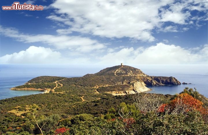 Immagine Capo Malfatano una torre di avvistamento nei pressi di Chia in Sardegna - © Pecold / Shutterstock.com