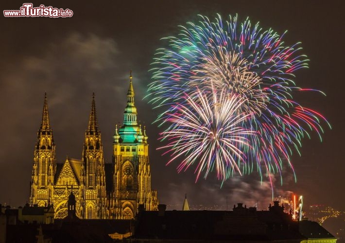 Immagine Capodanno in piazza a Praga, lo spettacolo dei fuochi artificiali - © Vkrcil / Shutterstock.com