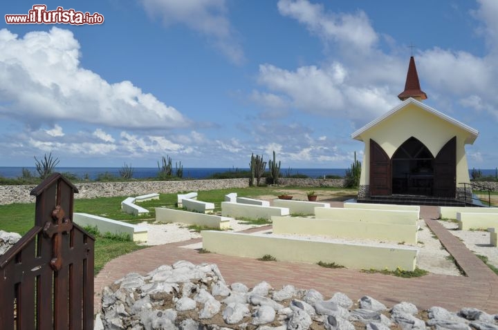 Immagine Cappella di Alto Vista, la chiesa più antica dell'Isola di Aruba (Caraibi) - © RedTango / Shutterstock.com