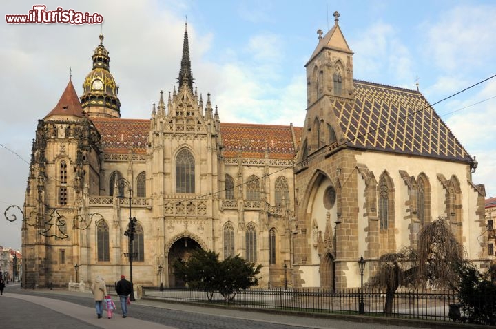 Immagine La Cappella di San Michele (primo piano) e la Cattedrale di Kosice, edificio gotico dedicato a Santa Elisabetta - © rorem / Shutterstock.com