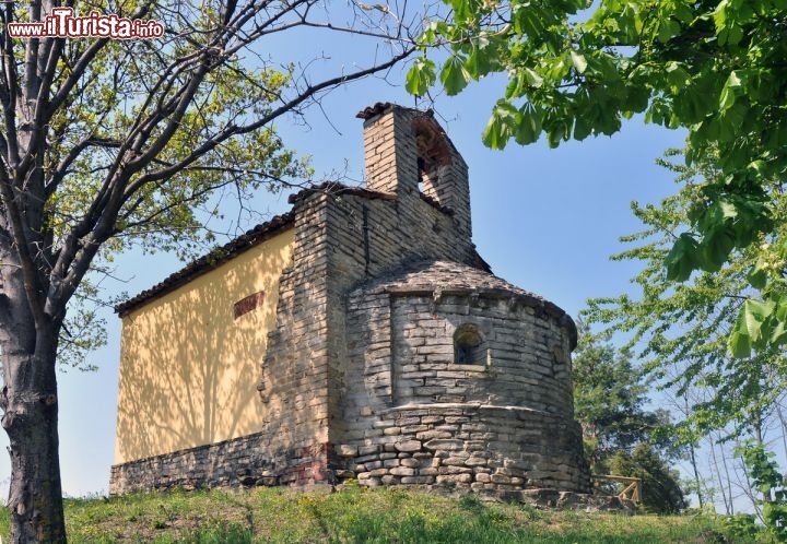 Immagine Cappella campestre di S.Stefano a Perno di Monforte d'Alba, Piemonte, Italia - © Italia Nostra Onlus