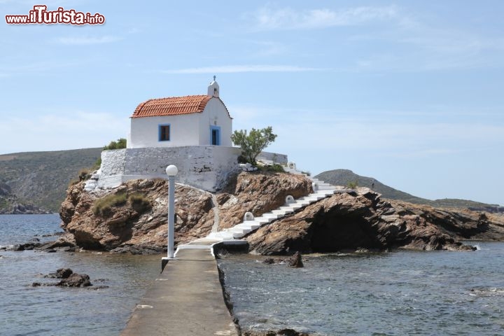 Immagine La chiesetta di Aghios Isidoros, Leros. Costruita su uno scoglio in mezzo al mare è uno degli edifici religiosi più sugggestivi di tutta l'isola: per chi desidera ammirare un panorama da cartolina questo è il luogo giusto - © dedi57 / Shutterstock.com