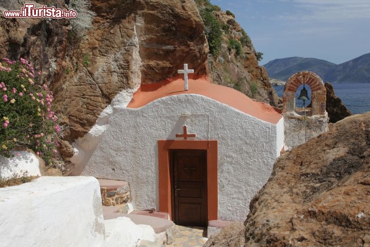 Immagine Una cappella di montagna a Leros. Se case tradizionali, grandi edifici in stile neoclassico e resti archeologici impreziosiscono quest'isola del Dodecaneso, le tante chiese edificate sul suo territorio, fra cui quelle di montagna incastonate fra le rocce, sottolineano la grande devozione religiosa dei suoi abitanti - © dedi57 / Shutterstock.com