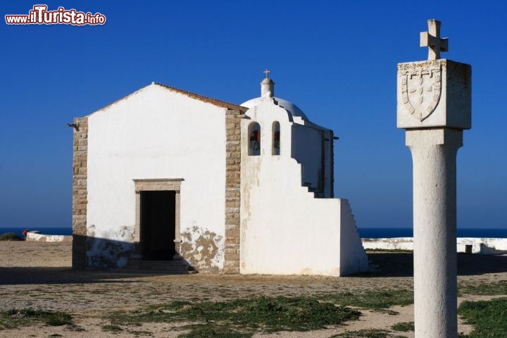 Immagine Cappella nella Fortezza di Sagres, costa sud del Portogallo, Algarve - © John Copland / Shutterstock.com