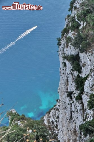 Immagine Capri, il precipizio del Salto di Tiberio, un tuffo nel mare blu di circa 300 metri!