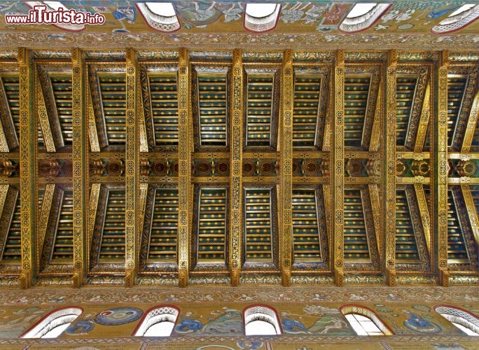 Immagine Le capriate in legno che sostengono il tetto della Cattedrale di Monreale, vero capolavoro di arte normanna - © Renata Sedmakova / Shutterstock.com