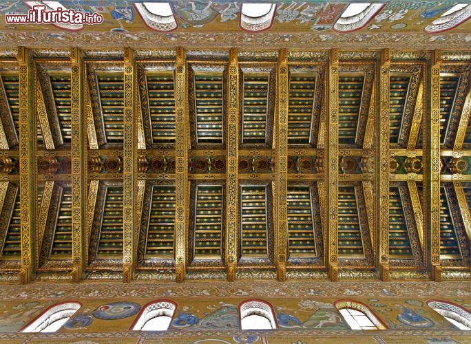 Immagine Le capriate in legno che sostengono il tetto della Cattedrale di Monreale, vero capolavoro di arte normanna - © Renata Sedmakova / Shutterstock.com