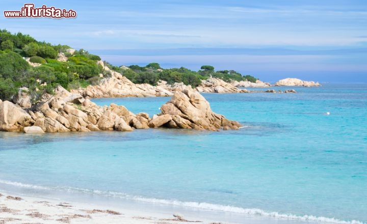 Immagine Scorcio della spiaggia di Capriccioli e delle sue spettacolari rocce granito che contrastano con il mare limpido della Sardegna - © Gabriele Maltinti / Shutterstock.com