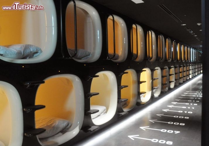 Immagine Un classico Capsule Hotel di Tokyo. La capitale del Giappone offre molti di questi particolari hotel, in genere sono frequentati da uomini che li utilizzano per lavoro, ma possono essere delle ottime soluzioni low cost per chi vuole visitare la città senza spendere troppi soldi nel pernotto