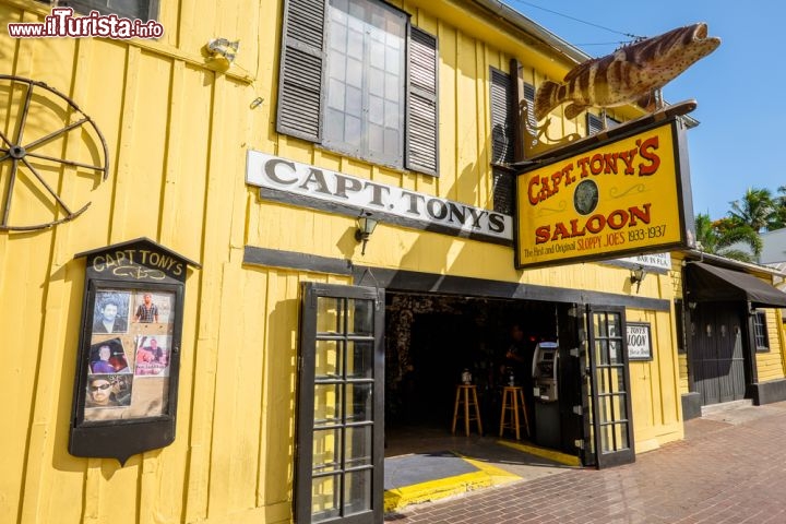 Immagine Captain Tony's Saloon, Key West - Al numero 428 di Greene Street si trova questo caratteristico saloon dalla facciata gialla di Key West nel luogo preciso in cui un tempo sorgeva il bar preferito dallo scrittore Ernst Hemingway. Il locale originario si è infatti trasferito alla fine degli anni' 30 in Duval Street pare per l'aumento dell'affitto da parte del proprietario © Fotoluminate LLC / Shutterstock.com