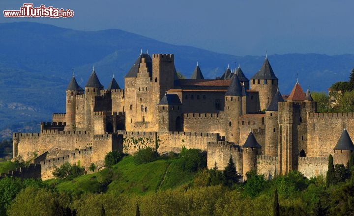 Immagine La cittadella di Carcassonne, nell'Occitanie (Francia meridionale), trasporta i suoi ospiti nel passato: chi si trova di fronte alla mura, nella parte alta della città, per un attimo si sente un cavaliere o una dama medievale, come quelli che abitavano il borgo nel tardo medioevo - © Paul Palau