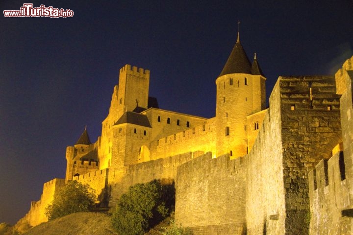 Immagine Carcassonne, vista del castello di notte, il borgo della Francia nella regione dell'Occitanie, divenuto uno dei Patrimoni dell'Umanità dell'UNESCO - © Lance Bellers / Shutterstock.com