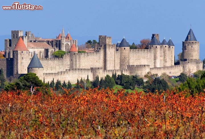 Immagine Carcassonne (Occitanie, Francia meridionale) nei secoli ha conosciuto tanti padroni diversi, che a poco a poco l'hanno arricchita di nuove fortificazioni e architetture. Dopo i romani furono i Visigoti ad ampliare le mura, riuscendo così a resistere ai Franchi. Nel 725 i Saraceni riuscirono a penetrare in città, ma Pipino il Breve li cacciò qualche decennio più tardi - © Paul Palau