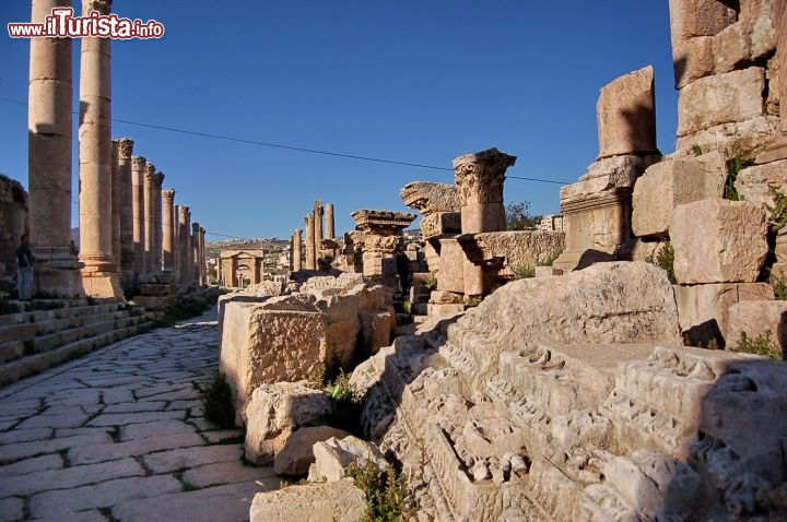 Immagine Passeggiando lungo il Cardo Maximo di Jerash. Dopo li Decumano rappresentava l'asse più importante dell'antica Gerasa, la "Pompei" della  Giordania