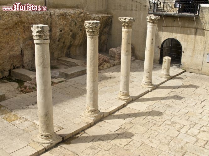 Immagine Il Cardo Massimo di Gerusalemme, nel quartiere ebraico, era la strada principale della città romana e bizantina fondata nel II secolo a.C. Oggi ne possiamo ammirare un tratto di circa 200 metri a un livello inferiore rispetto alla strada, restaurato, con alcune colonne e la pavimentazione originale - © Giancana / Shutterstock.com