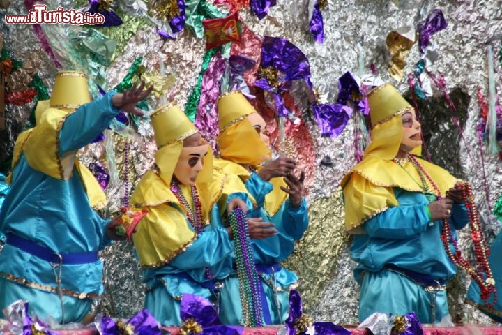Immagine Maschere al carnevale del Mardi Gras, New Orleans - Colori sgargianti per i costumi di carnevale indossati durante i festeggiamenti annuali del martedì grasso che riunisce turisti e residenti in una grande festa a suon di sfilate e musica - © gary yim / Shutterstock.com