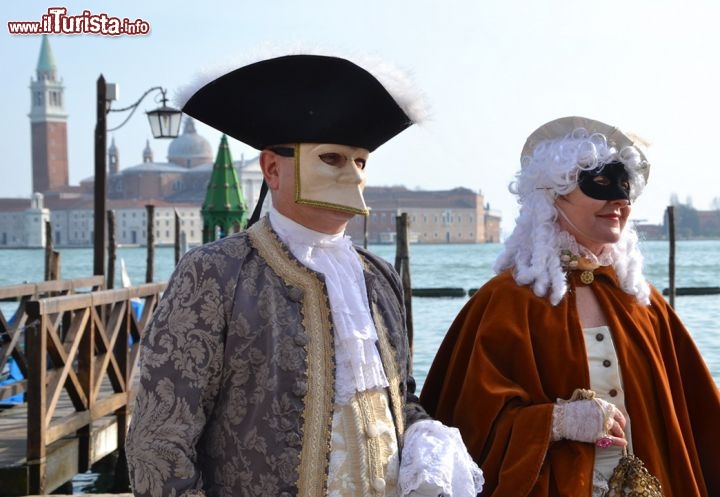 Immagine Carnevale a Venezia: maschere in posa