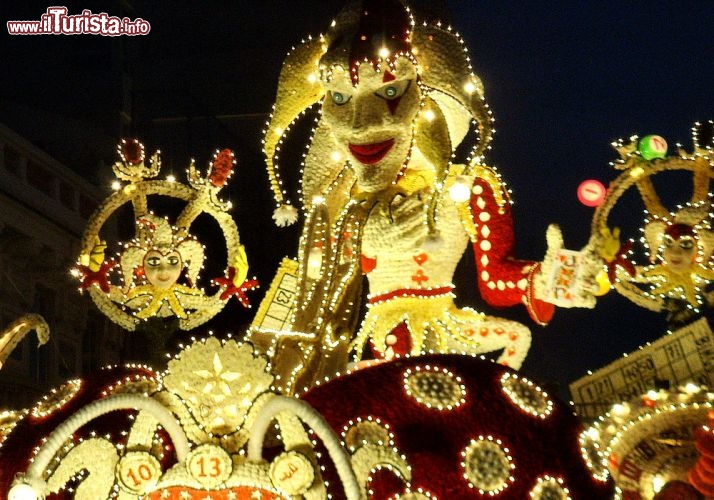 Immagine Carnevale di Acireale, un carro infiorito nella famosa sfilata allegorica in Sicilia - © Ammit Jack / Shutterstock.com