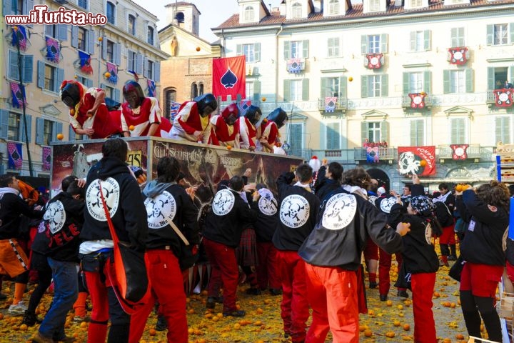Immagine Carnevale di Ivrea: il momento più intenso della manifestazione è la furiosa battaglia delle Arance  - © Paolo Bona / Shutterstock.com