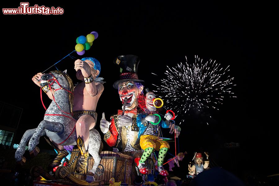 Immagine Sfilata notturna dei carri allegorici del Carnevale di Pontecorvo nel Lazio  - © www.carnevaledipontecorvo.it