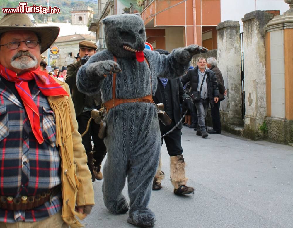 Sfilata dellOrso e della Corte principesca Saponara