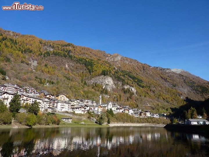 Immagine Carona in estate, fotografata con il suo piccolo lago. Siamo in Lombardia, nella alta Valle Brembana, tra le cime delle Alpi Orobiche - © www.comune.carona.bg.it