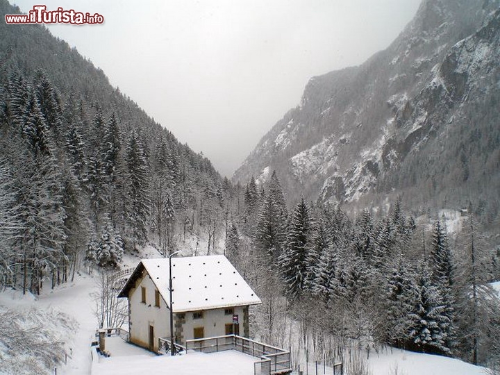 Immagine Il paesaggio inotrno a Carona in Inverno. Questa località delle Orobie, in provincia di Bergamo, è collegata alle piste di Foppolo, nell'alta Valle Brembana - © www.comune.carona.bg.it