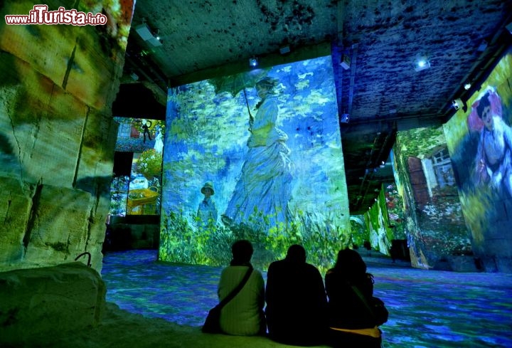 Immagine Carrieres Lumieres le spettacolari proiezioni nella cava di Baux de Provence in Francia. Nell'immagine lo spettacolo del 2013 dedicato a Monet, Renoir e Chagall