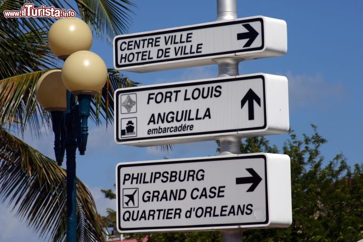 Immagine Cartelli stradali rigorosamente in francese a Marigot, Saint Martin. Da qui partono le imbarcazioni dirette ad Anguilla  - © Patsy A. Jacks / Shutterstock.com