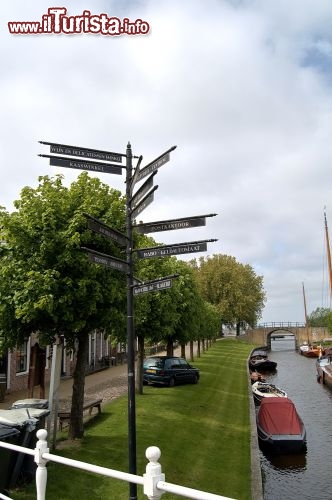 Immagine Cartelli stradali sul lungofiume di Sloten in Olanda