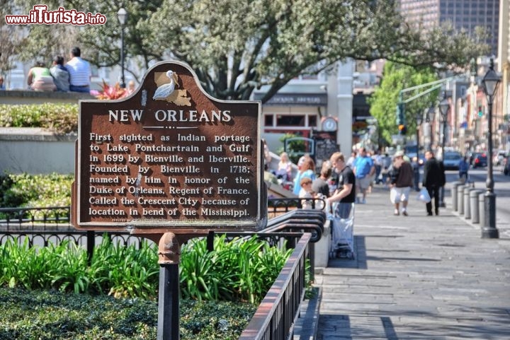 Immagine New Orleans capitale della Louisiana -  Nel profondo sud della Lousiana, New Orleans, nonostante sia apprezzata soprattutto per il suo quartiere francese, è una delle città americane più affascinanti da visitare e ricche di storia (come si legge dal cartello qui ritratto). Nel 1722, dopo soli 4 anni dalla sua fondazione, prese il posto di Biloxi diventando la nuova capitale della Lousiana Francese  - © CristinaMuraca / Shutterstock.com